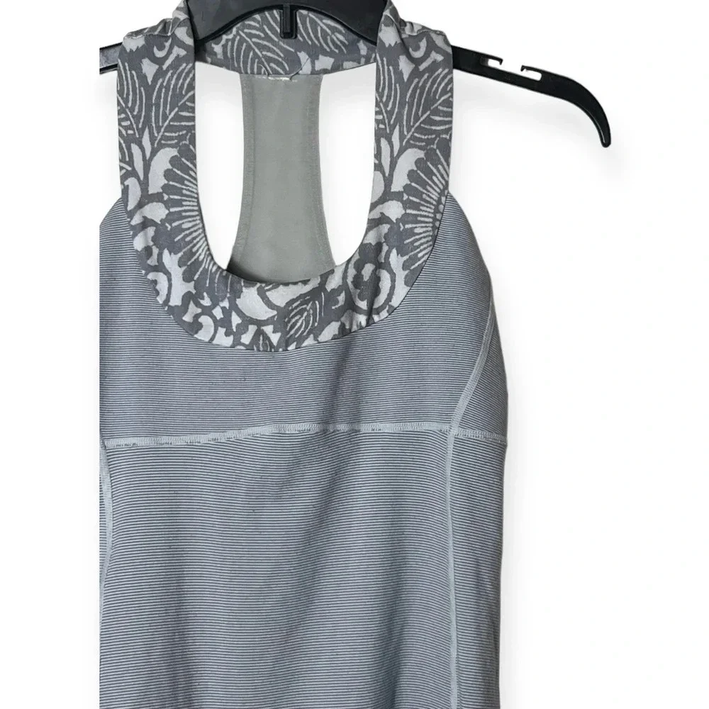 1828. LULULEMON GRAY AND WHITE WEE STRIPE BEACHY FLORAL PRINT SIZE 6 ALTHLETIC‎